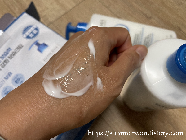 크림 손등에 도포 후 텍스처