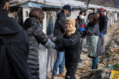 연탄배달 봉사하는 노희경 작가