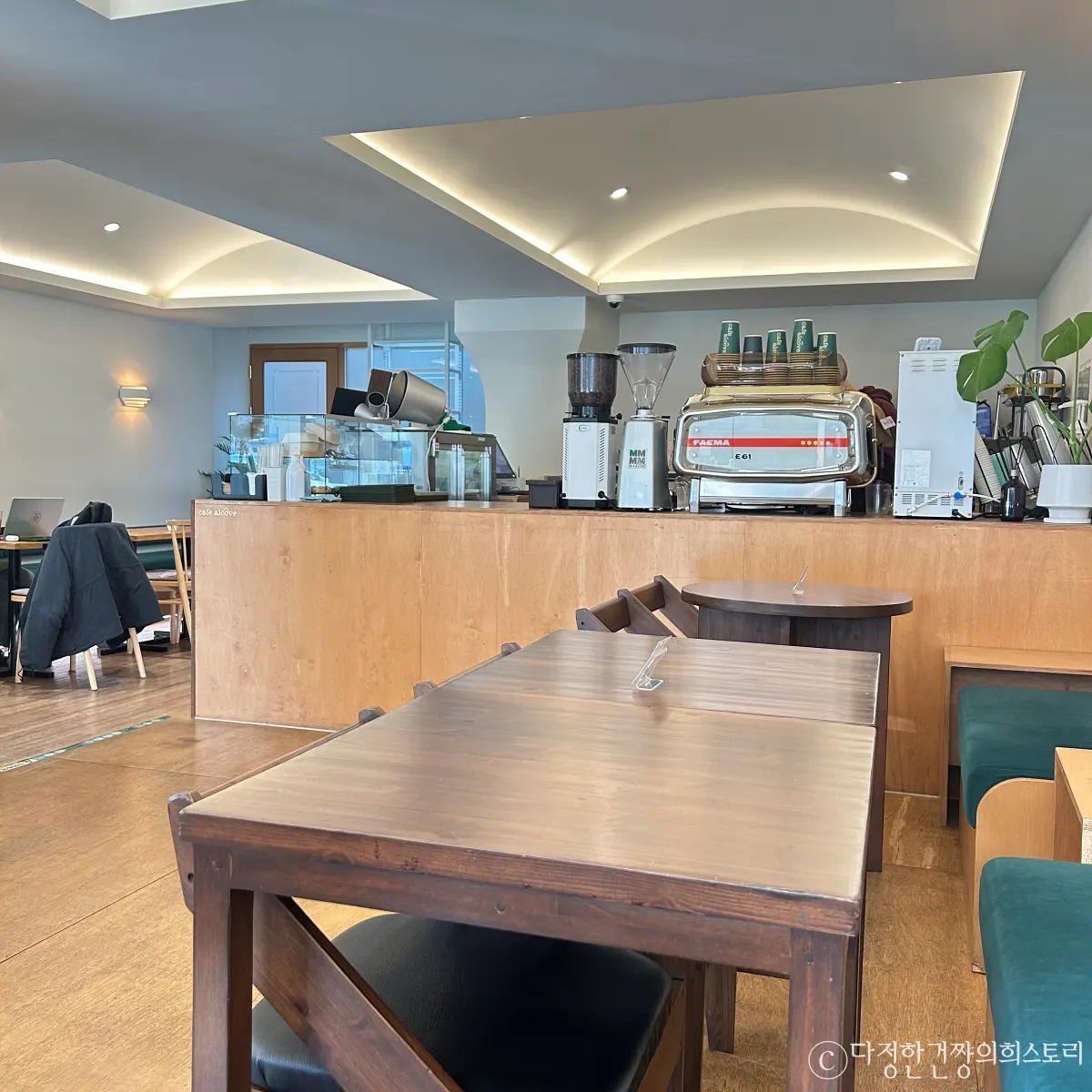 서울-7호선-신대방삼거리역-추천-카페-카페알코브-좌석