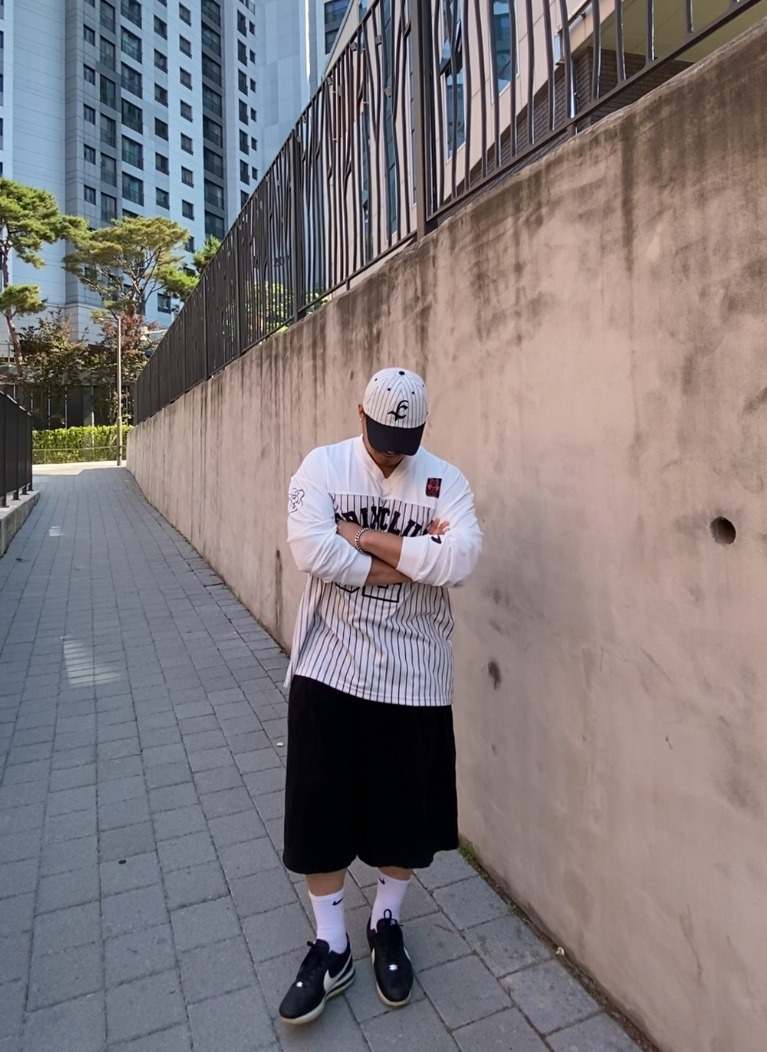 데일리룩('26. 6. 13.)카네라 스트라이프 볼캡 야구 모자, 드릭스 스트라이프 럭비 티셔츠, 무신사스탠다드 와이드 버뮤다팬츠, 나이키 양말, 나이키 코르테즈, 서지컬스틸 팔찌