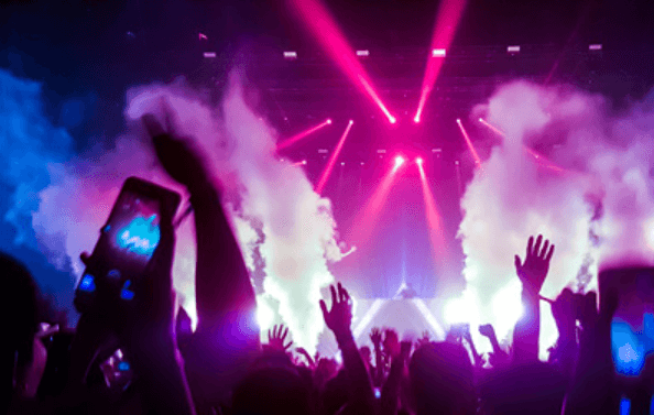 불꽃 놀이를 즐기는 사람들