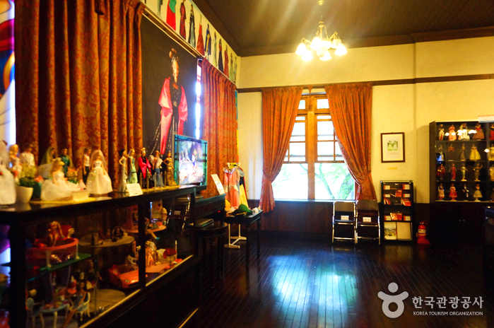 전시관내부에 인형전시물이 전시되있다.