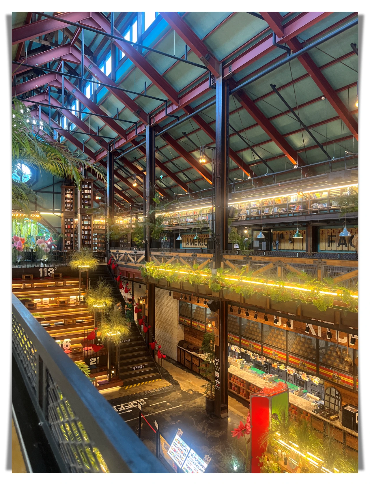 더티트렁크-내부-인테리어-대형계단