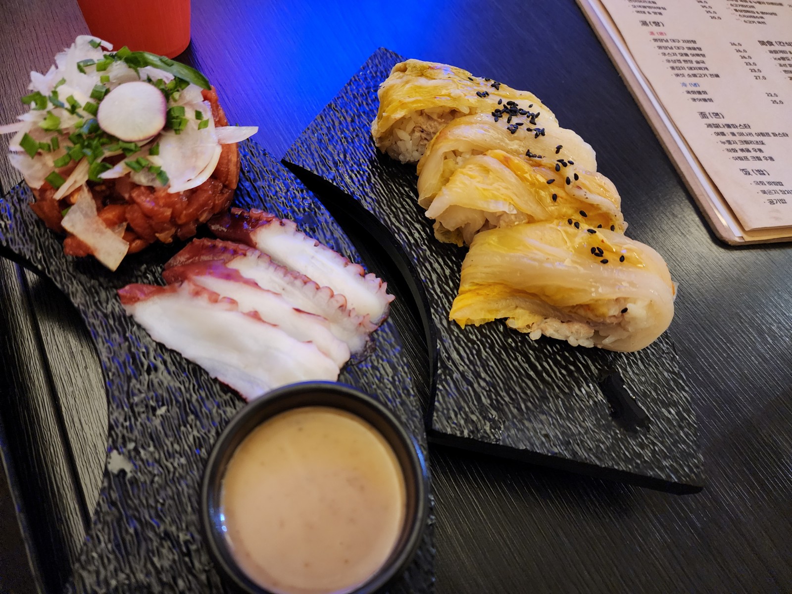 문어 육회 묵음지 쌈