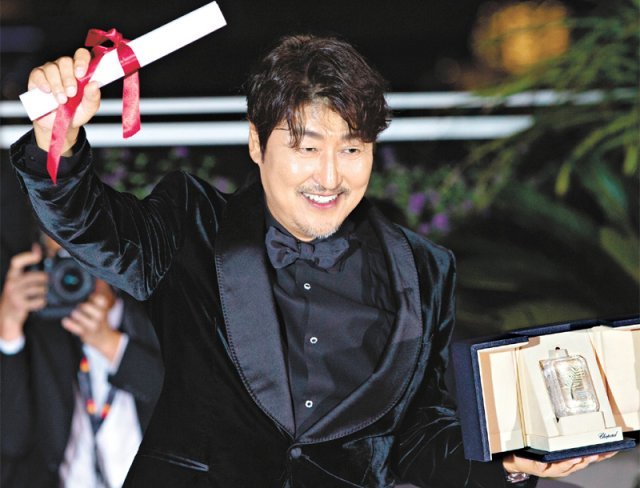 2022년 송강호 &lsquo;브로커&rsquo;로 남우주연상 수상