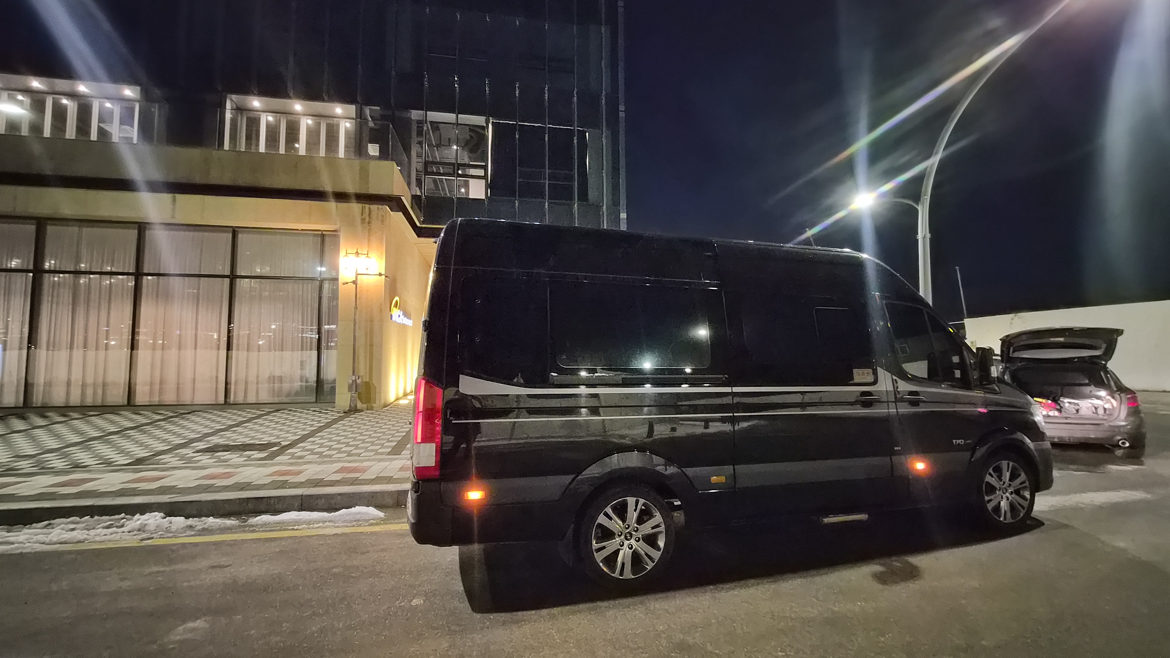 기업 의전 일정에 사용되는 리무진급 의전 차량 외관