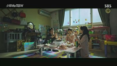 여자아이가 생일 파티를 하며 즐거워 하는 모습의 사진입니다.