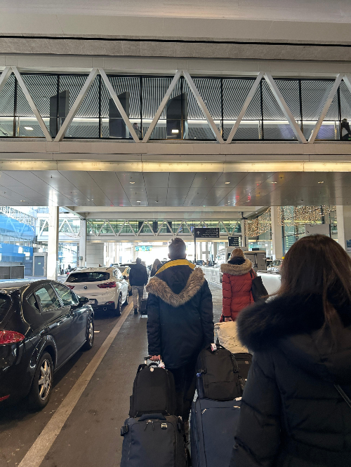 취리히 공항 이정표에서 Train 을 찾으세요