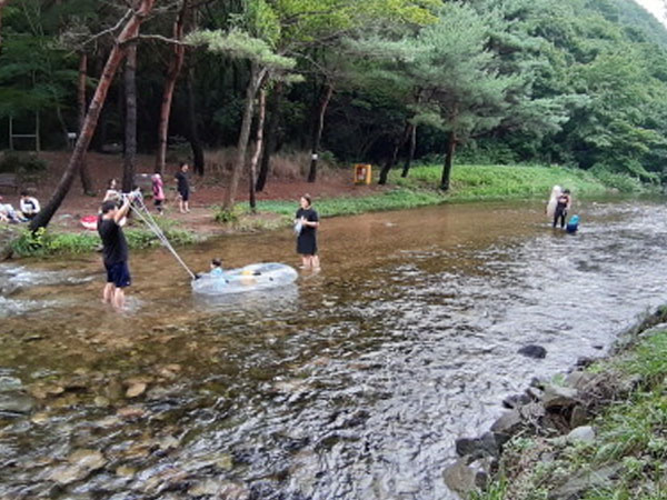 계곡에서 물놀이하는 아이들