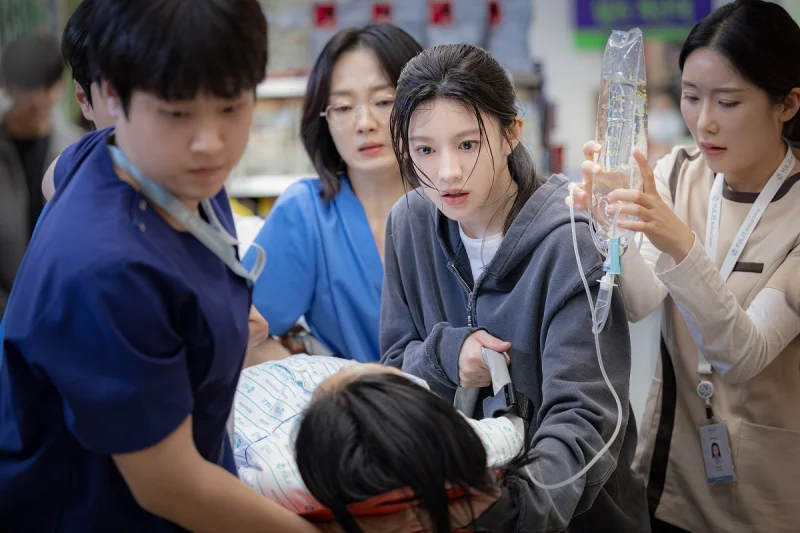 언젠가는 슬기로울 전공의 생활에서 환자를 보고 있는 고윤정