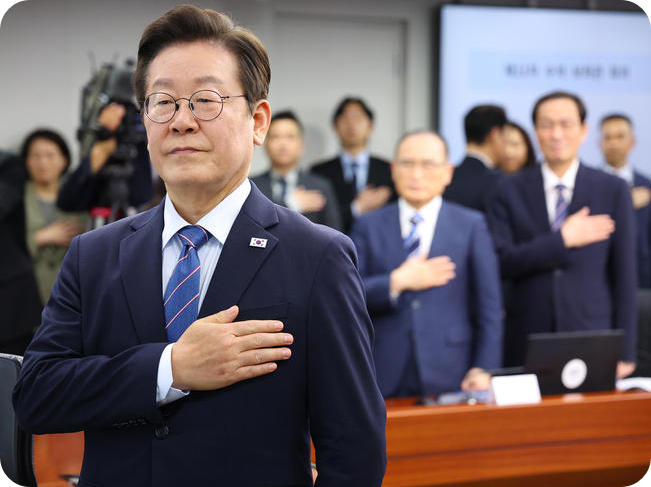 이재명 대통령이 지난 18일 서울 용산 대통령실에서 열린 수석보좌관회의에서 국기에 경례하고 있다. [사진 출처 = 연합뉴스]