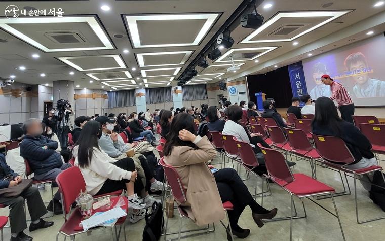 열심히 경청하는 수험생과 가족들