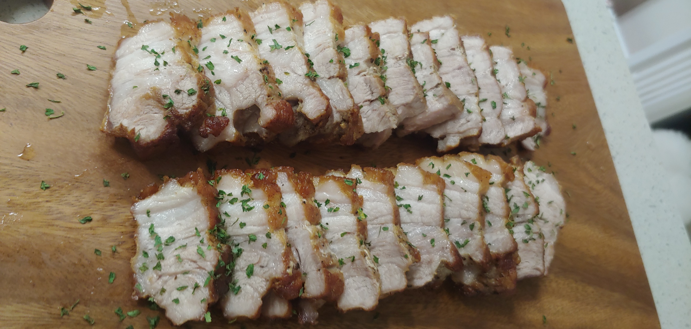 겉은 바삭&#44; 속은 촉촉 통삼겹 완성. 파슬리로 모양 좀 내봤습니다.