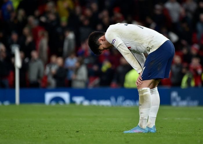 경기중에 고개를 푹 숙이고 있는 손흥민 사진