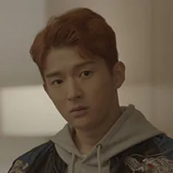 어느 실내를 배경으로 회색 후드티에 노랑머리를 하고 있는 드라마 순정복서의 최호중 캐릭터