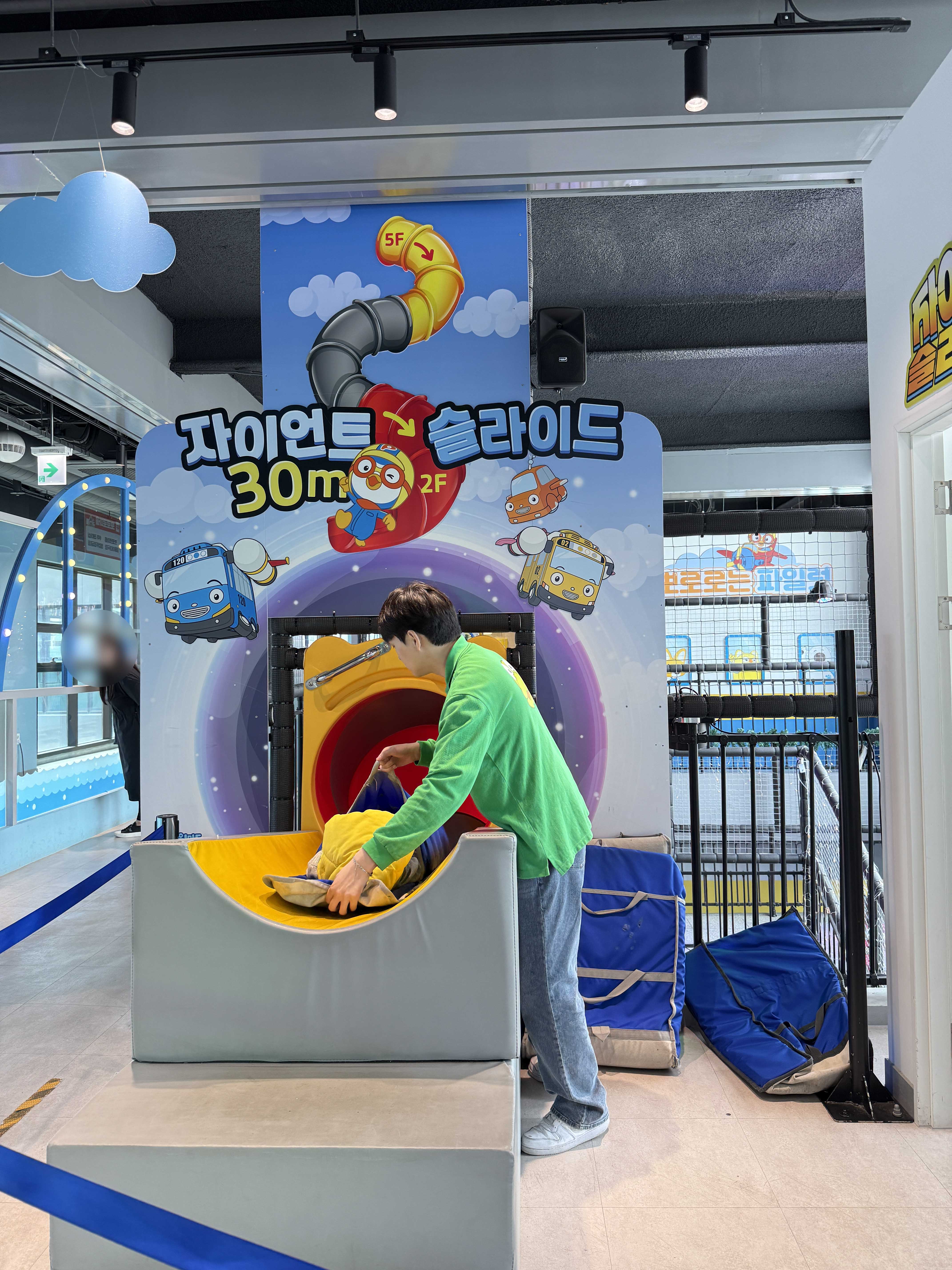 뽀로로테마파크-대형미끄럼틀어린이탑승