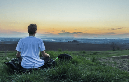 들판에서-명상하는사람