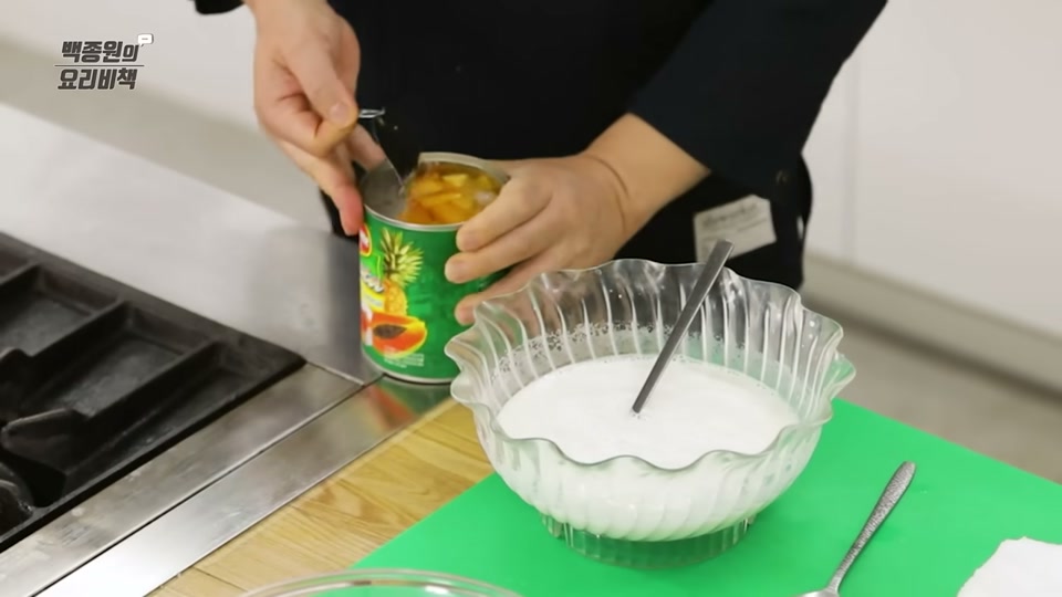후르츠칵테일 통조림을 여는 장면