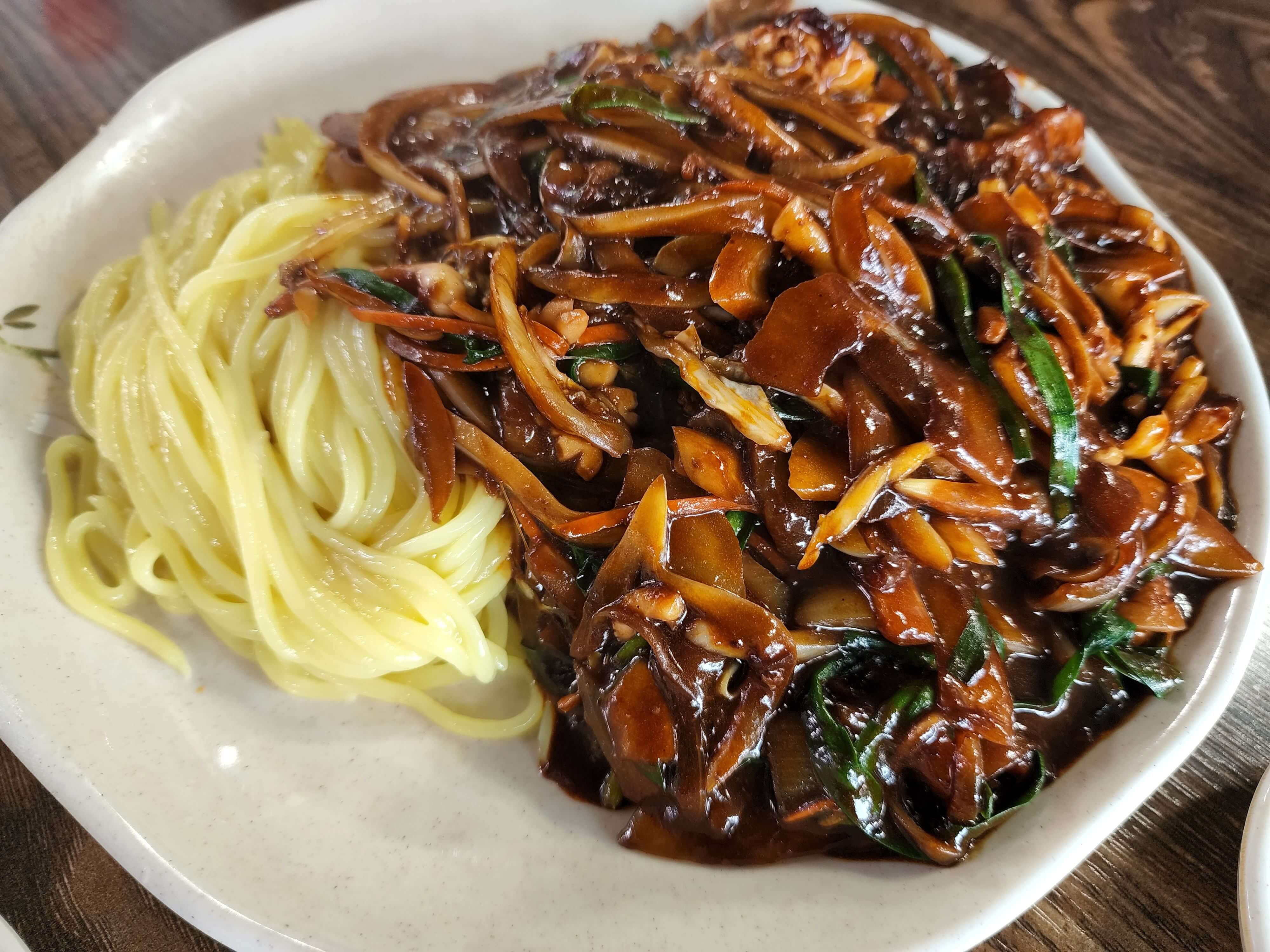 해물이 잔뜩 들어간 쟁반 짜장