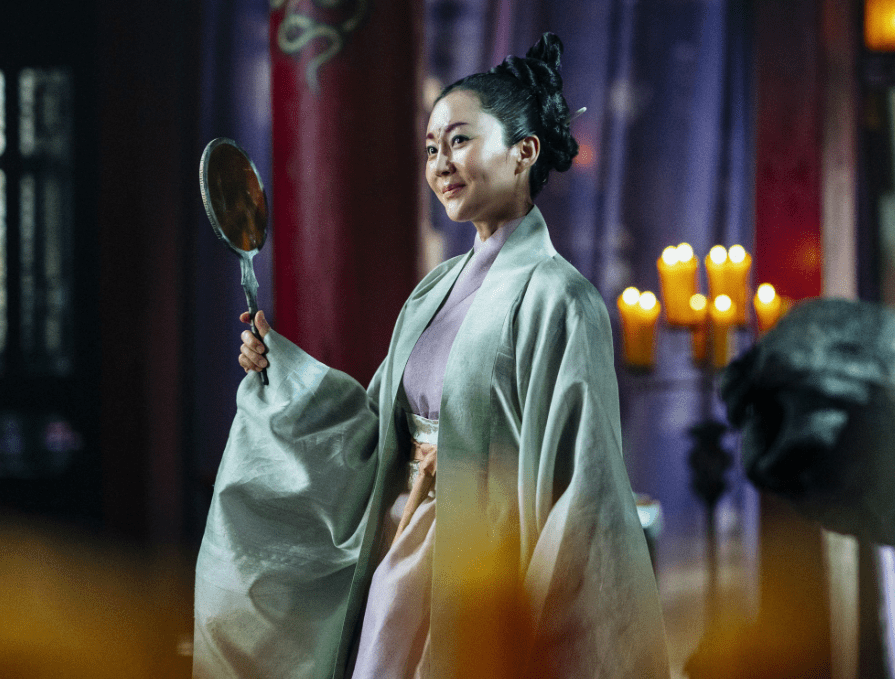 거울을-들고-있는-도사-흑설