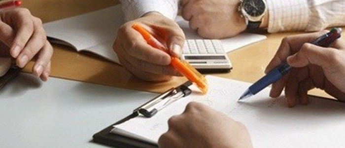 노트에-글씨쓰며-대화중인-사람-손