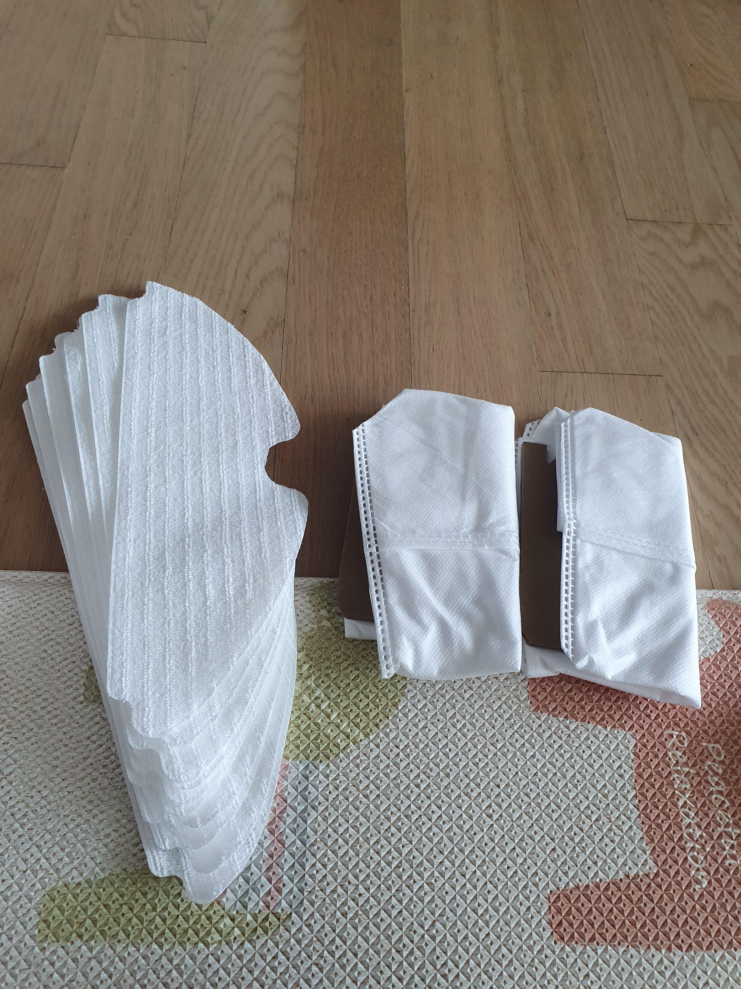 좌) 일회용 걸레포 10장, 우) 클린스테이션 먼지봉투 2장 기본적으로 이렇게 들어가 있음.