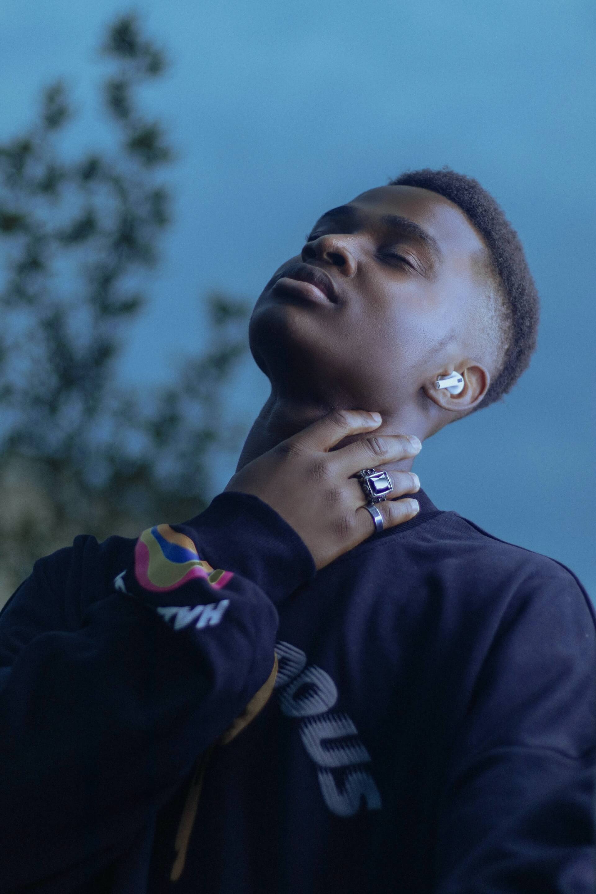 목을 만지고 있는 남자