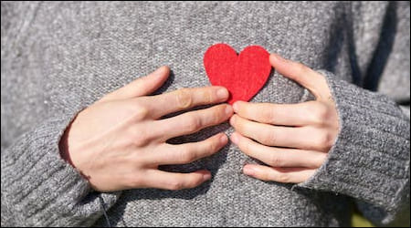 가슴에 하트 모양 이미지