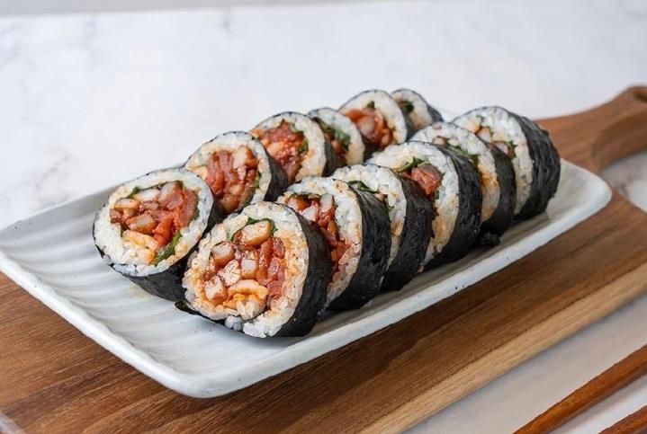 그릇에 담겨져 나온 생활의 달인 종로김밥 오징어장아찌김밥달인의 김밥