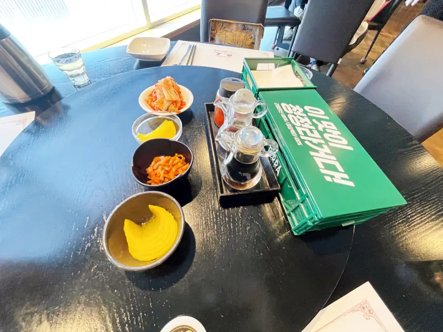 회전테이블에 기본 밑반찬 단무지 등이 셋팅된 모습