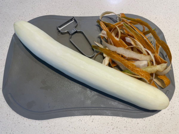 노각 껍질을 필러로 벗기기