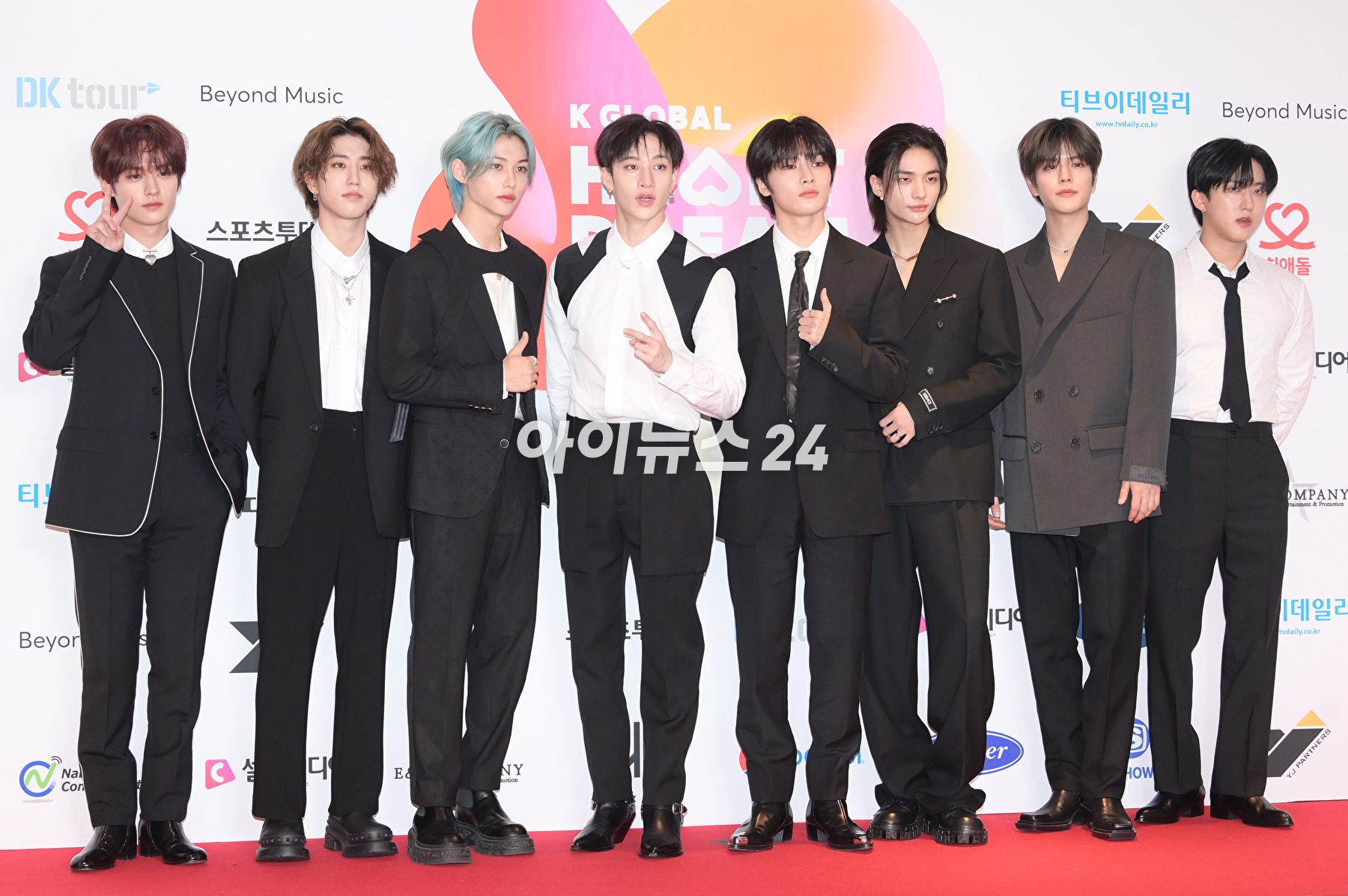 그룹 스트레이 키즈(Stray Kids)가 10일 오후 서울 송파구 올림픽공원 케이스포돔(KSPO DOME)에서 열린 &#39;2023 K글로벌 하트 드림 어워즈&#39; 레드카펫 행사에 참석하고 있다. [사진=정소희 기자]