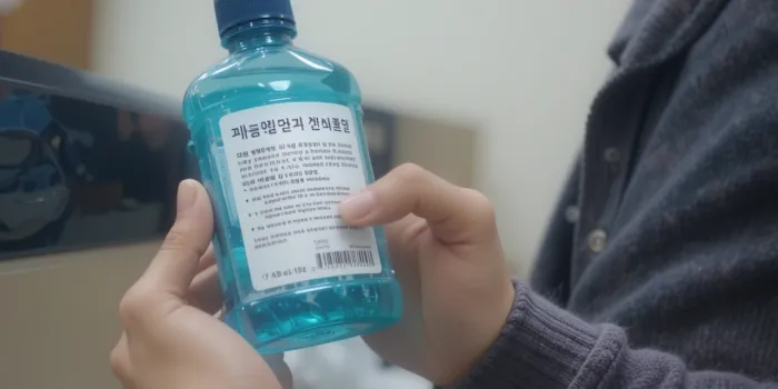 세면대 앞에서 가글액 설명서를 보는 모습