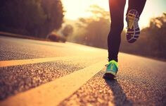 석양에-도로를-달리는-모습