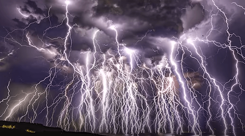 번갯불이 하늘에 가득한 장면