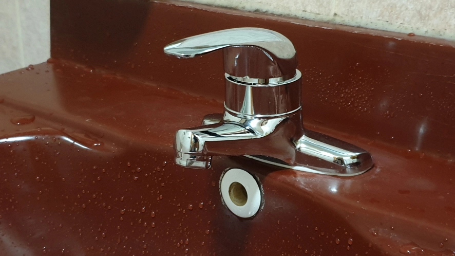 새 세면대 수도꼭지 모습