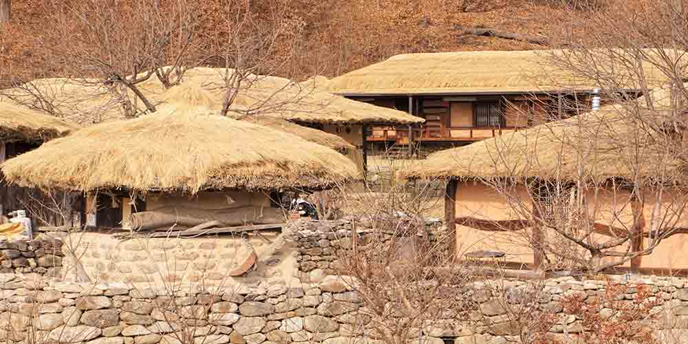 경상남도, 한국 전통 초가집 전경