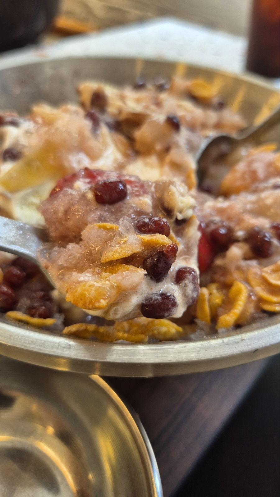 잘저어서 한수저 가득 담아본 팥빙수