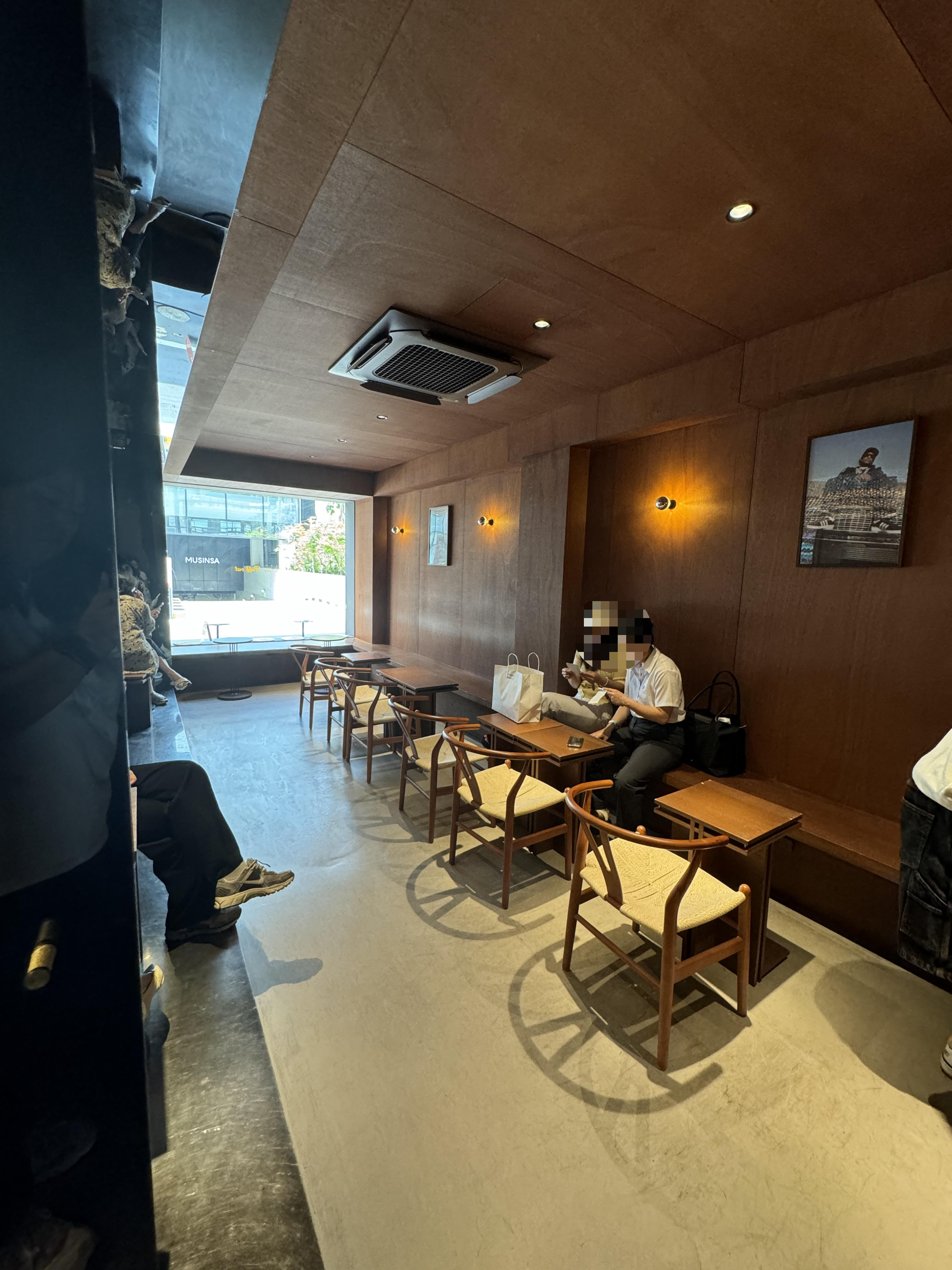 성수-카페-퍼프아웃-puffout-매장내부