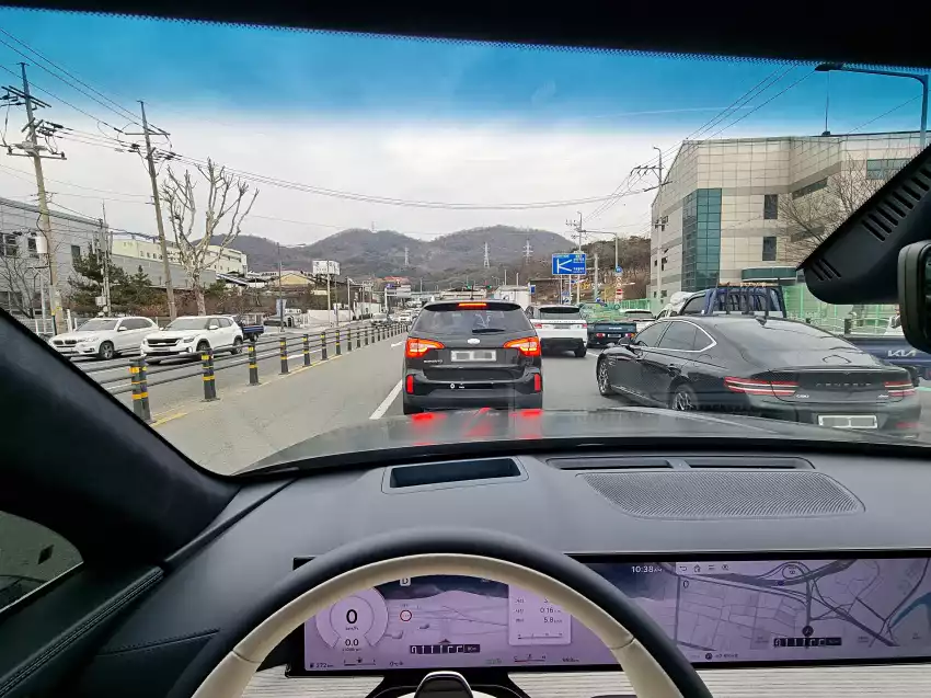 2024 GV80의 운전 시점은 이렇습니다.