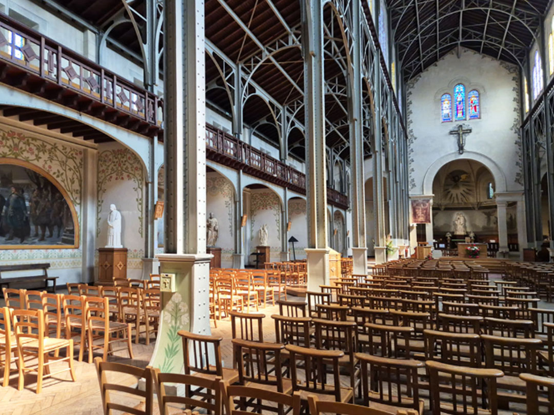 에펠탑이나 기차역을 떠올리게 하는 철골 구조의 성당