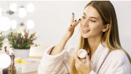 집에서 할 수 있는 피부 재생 관리 (레티놀, 각질 제거, 재생크림 활용법) 설명사진