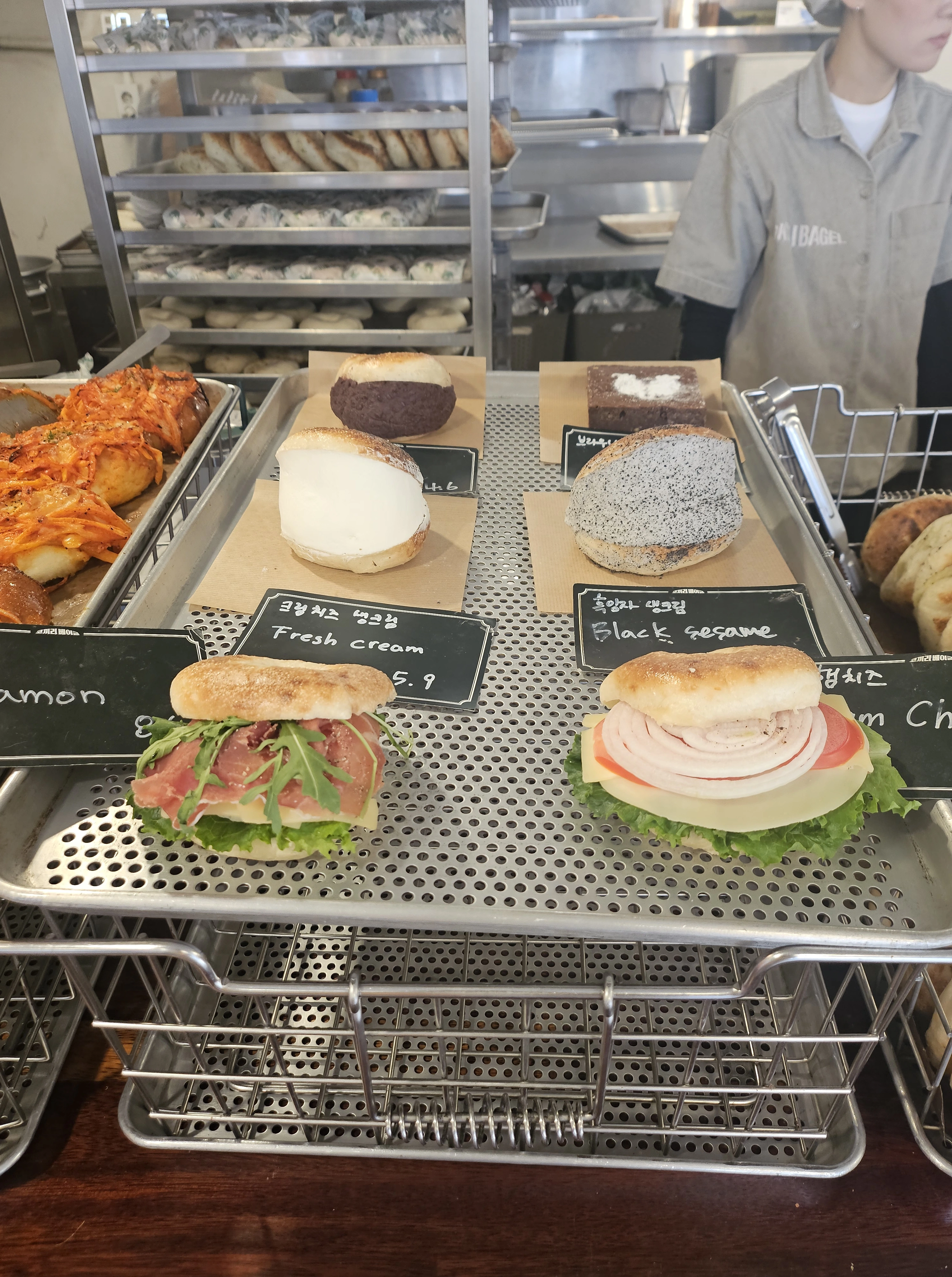 코끼리베이글-한남점-매장내부-크림치즈베이글-흑임자생크림베이글-무화과콩포트베이글