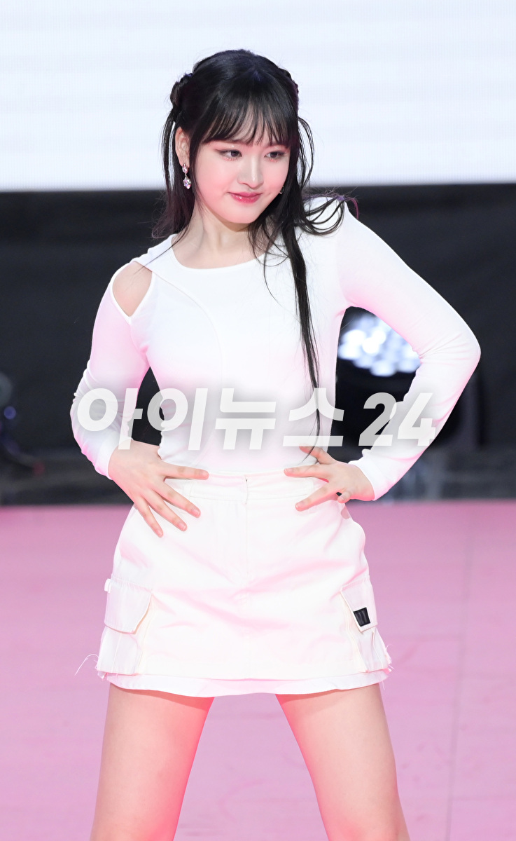 그룹 아이브(IVE)가 18일 오후 서울 마포구 상암동 SBS프리즘타워 오디토리움에서 진행된 SBS M &#39;더쇼&#39; 생방송 현장에서 멋진 무대를 선보이고 있다. [사진=정소희 기자]