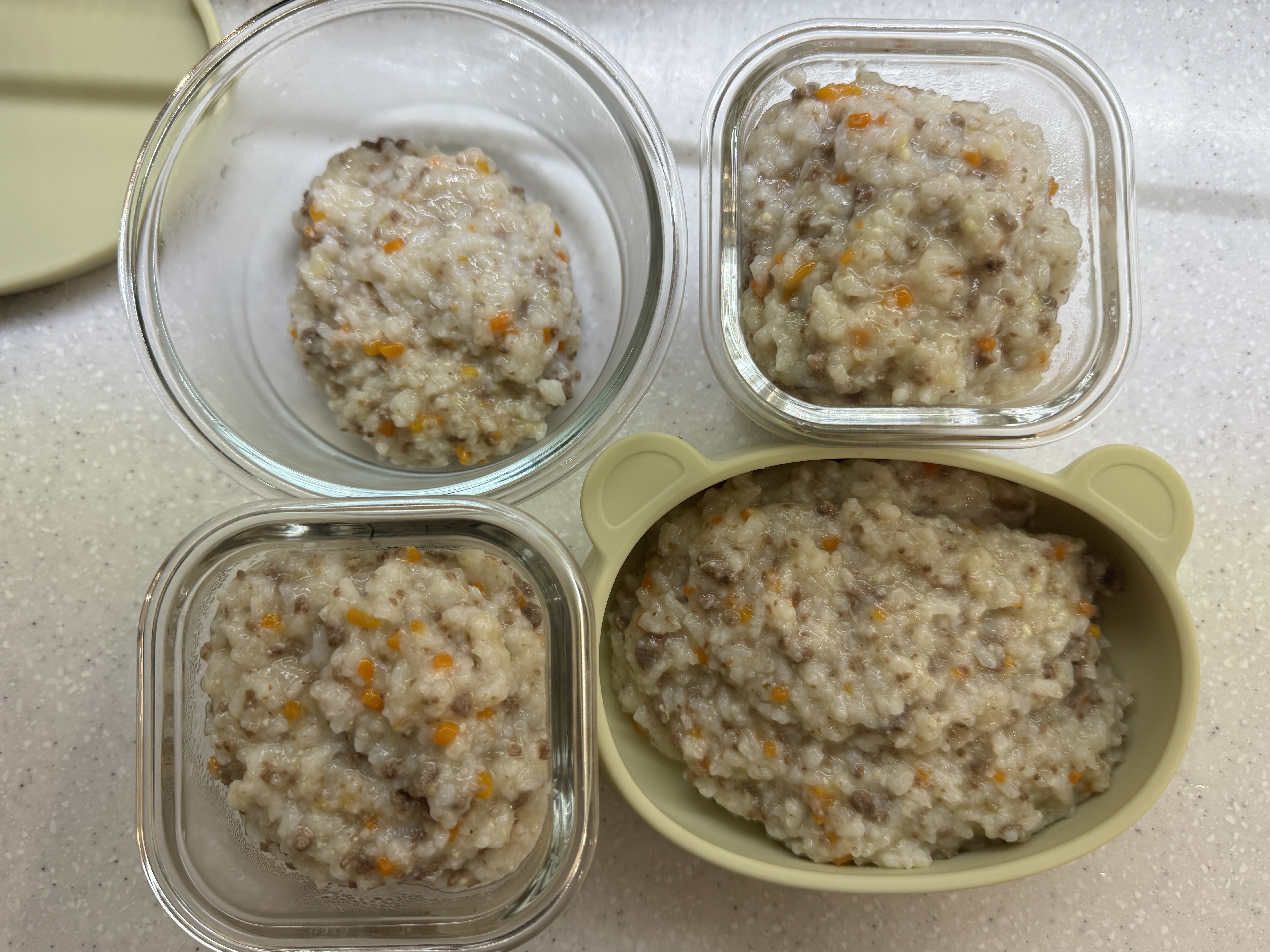 소고기당근양배추치즈 죽을 소분한 사진