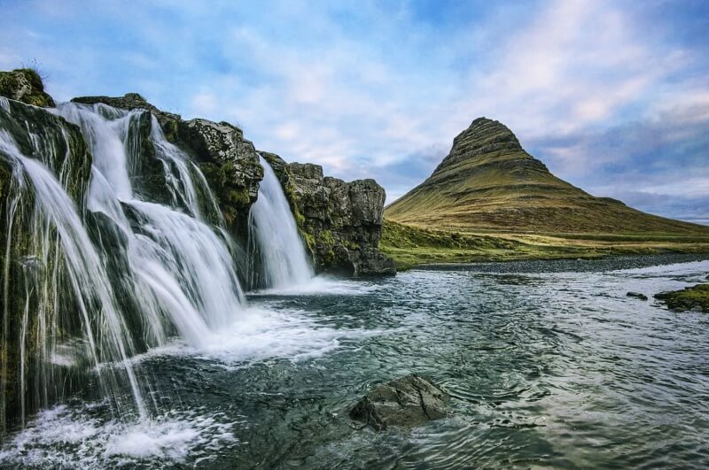 힘차게-떨어지는-폭포수