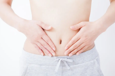 배를 만지는 여성