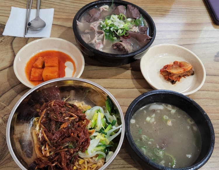 전북 익산 황동시장 택시맛객 고추장 양념 육회, 돼지 비곗살, 콩나물 등 채소 토핑 황동 육회 비빔밥 비빈밥 맛집 추천