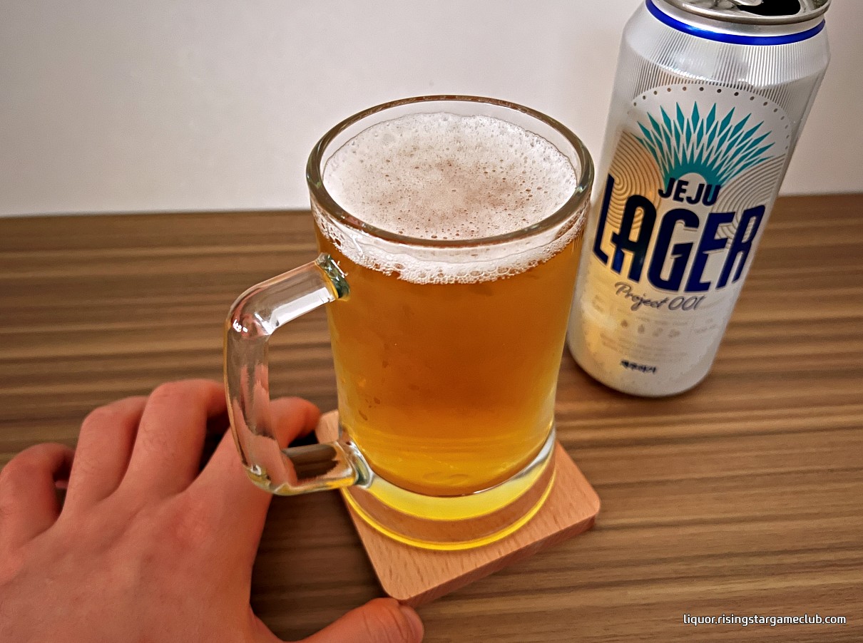 제주라거 JEJU LAGER Project 001의 내용물을 한잔 따라 놓은 사진
