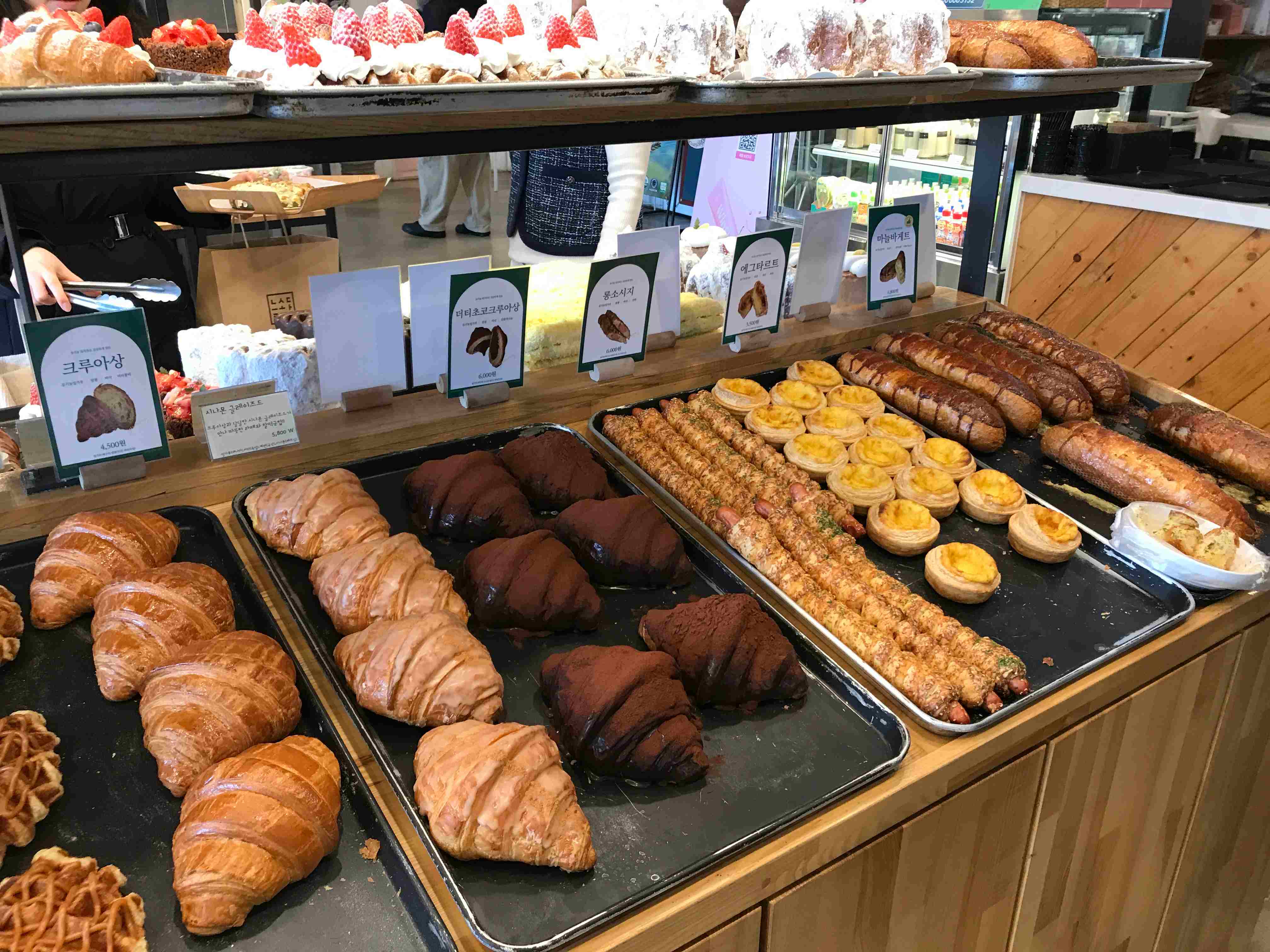 크루아상, 에크타르트, 마늘바게트 등